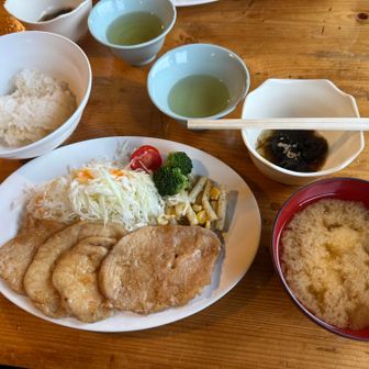 夜ご飯は生姜焼き。ご飯が進みます🍚