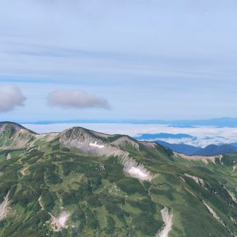 三俣蓮華岳方面。右手に黒部五郎岳。左奥は笠ヶ岳。雲海の先には白山。