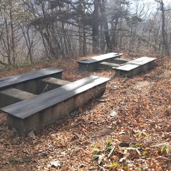 山頂手前のベンチ
昔あった電波反射板の跡地