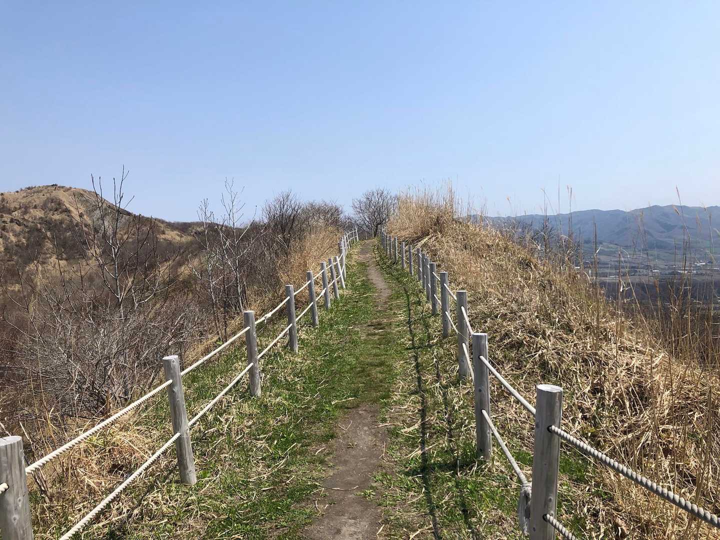 ここがお気に入り。
右手に海と街並み、左手に火山