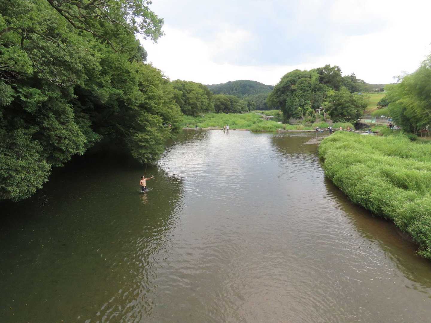 鹿台橋から巾着田方向を望む

若者が魚を釣り上げたようでした。