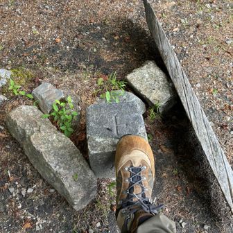 熊伏山の三角点。