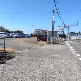 右奥のビニールハウスの手前の交差点を右へ行くと伏姫籠穴方面です。