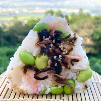 枝豆と塩昆布と紅生姜のおにぎり🍙