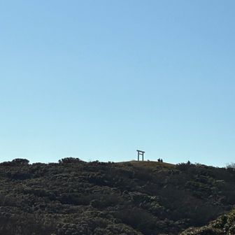 これから向かう入道ヶ岳の白い鳥居