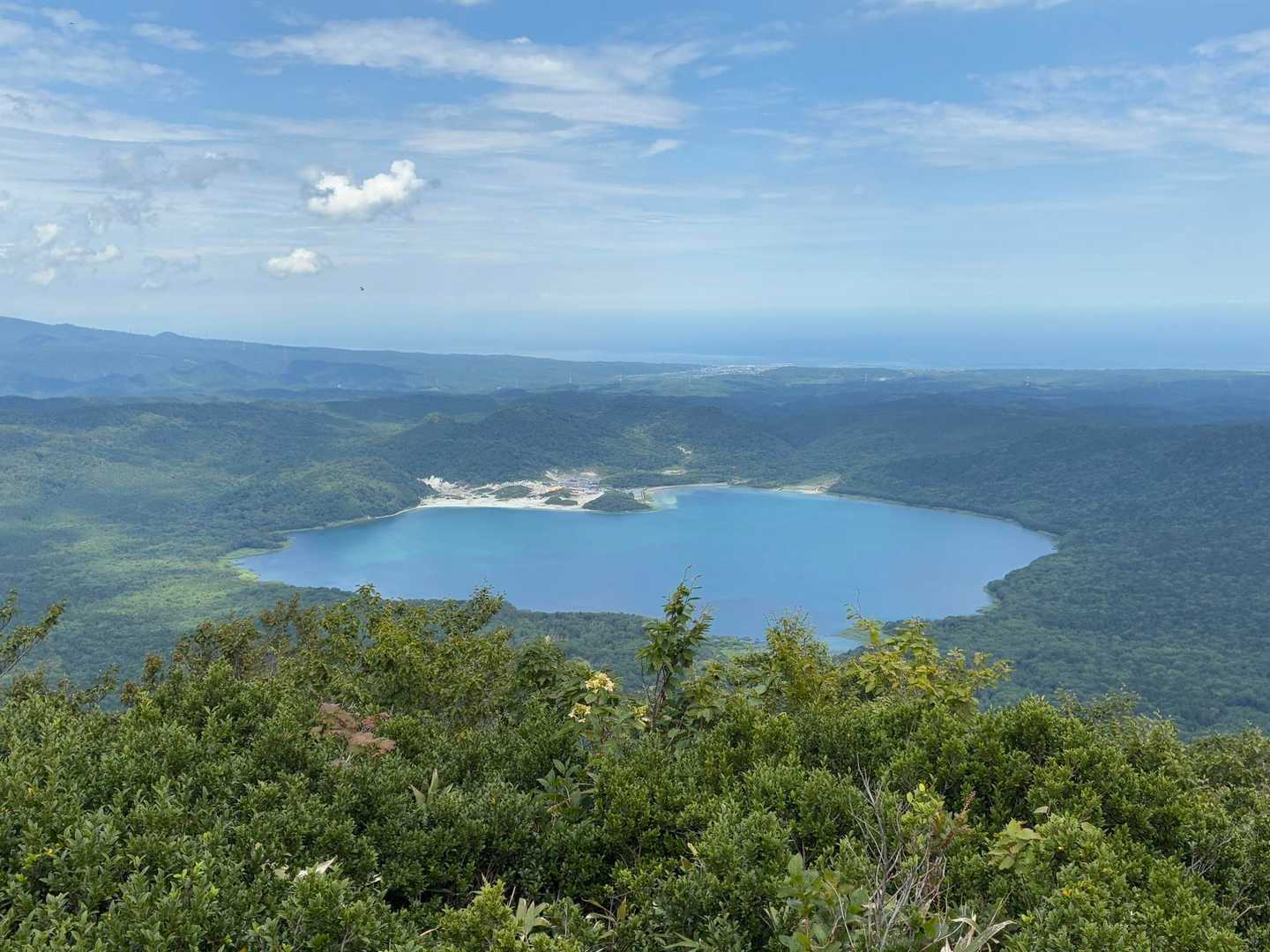 おお、湖の向こうに恐山が見える‼️