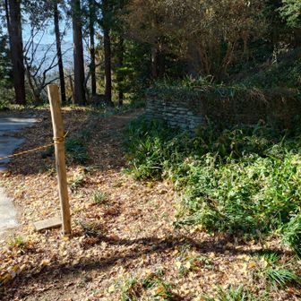 都幾山方面登山口。
この先は山道、案内表示なし。