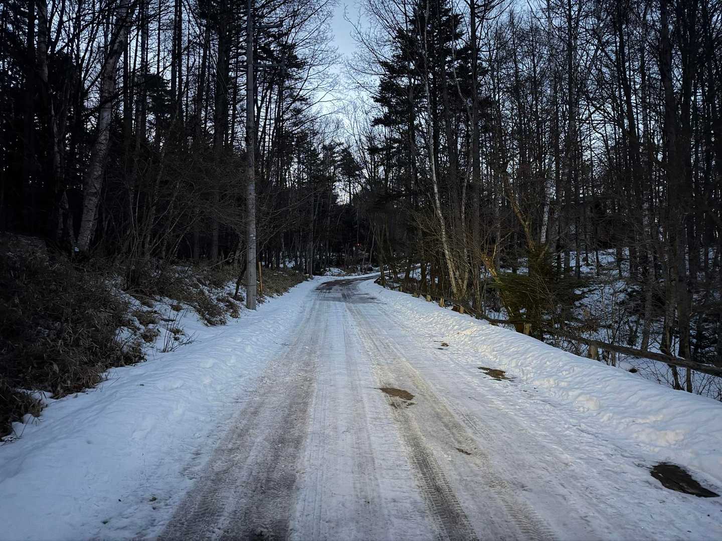 最初はロード歩き

登山道に近づくにつれ少しずつ雪が付いてきましたが、つぼ足でOK