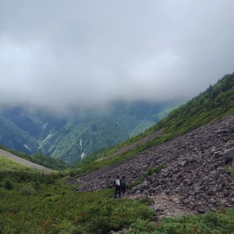 広河原に下っていく１
ガレ場に足が悲鳴を上げる