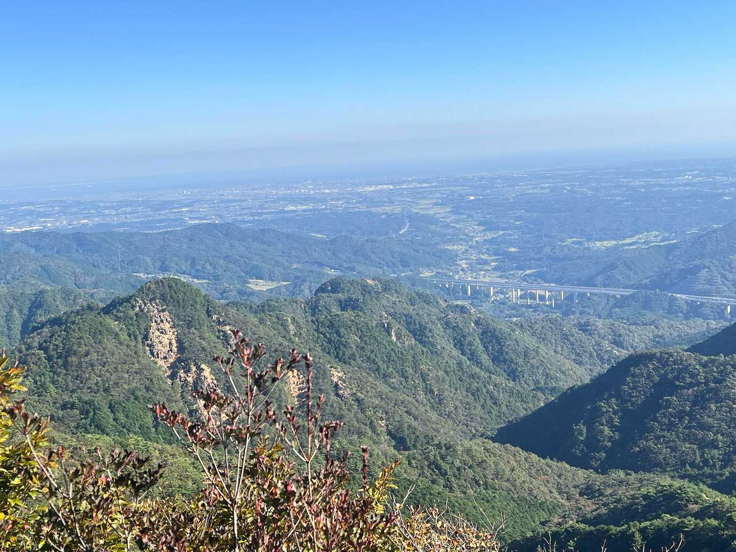 大岩からの眺め。手前に長坂山と鬼ヶ牙かな。
新名神高速道路と亀山の街、伊勢湾へと続く。