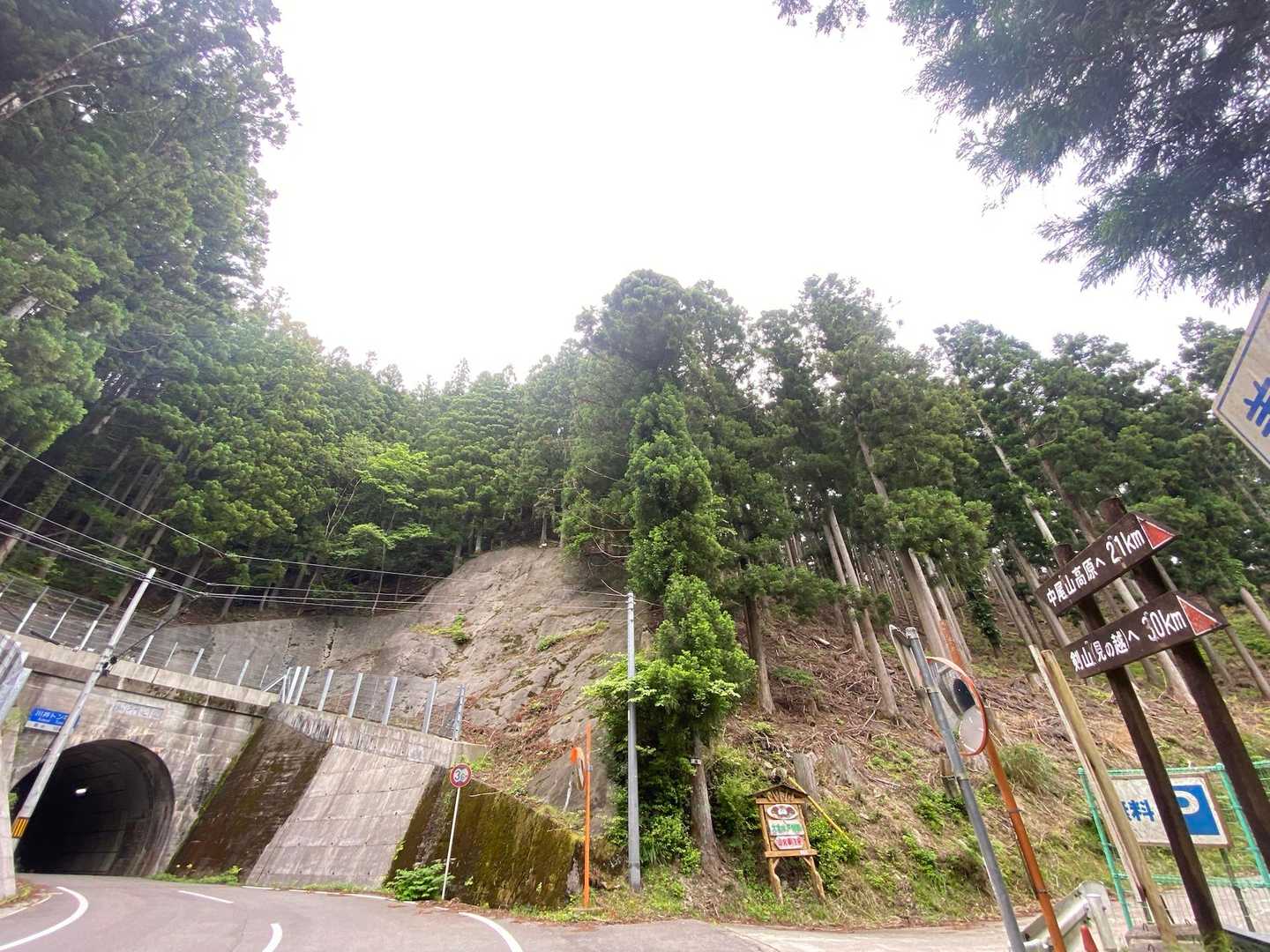 トンネル向かって右側に10台くらいとめれる駐車場がありました。