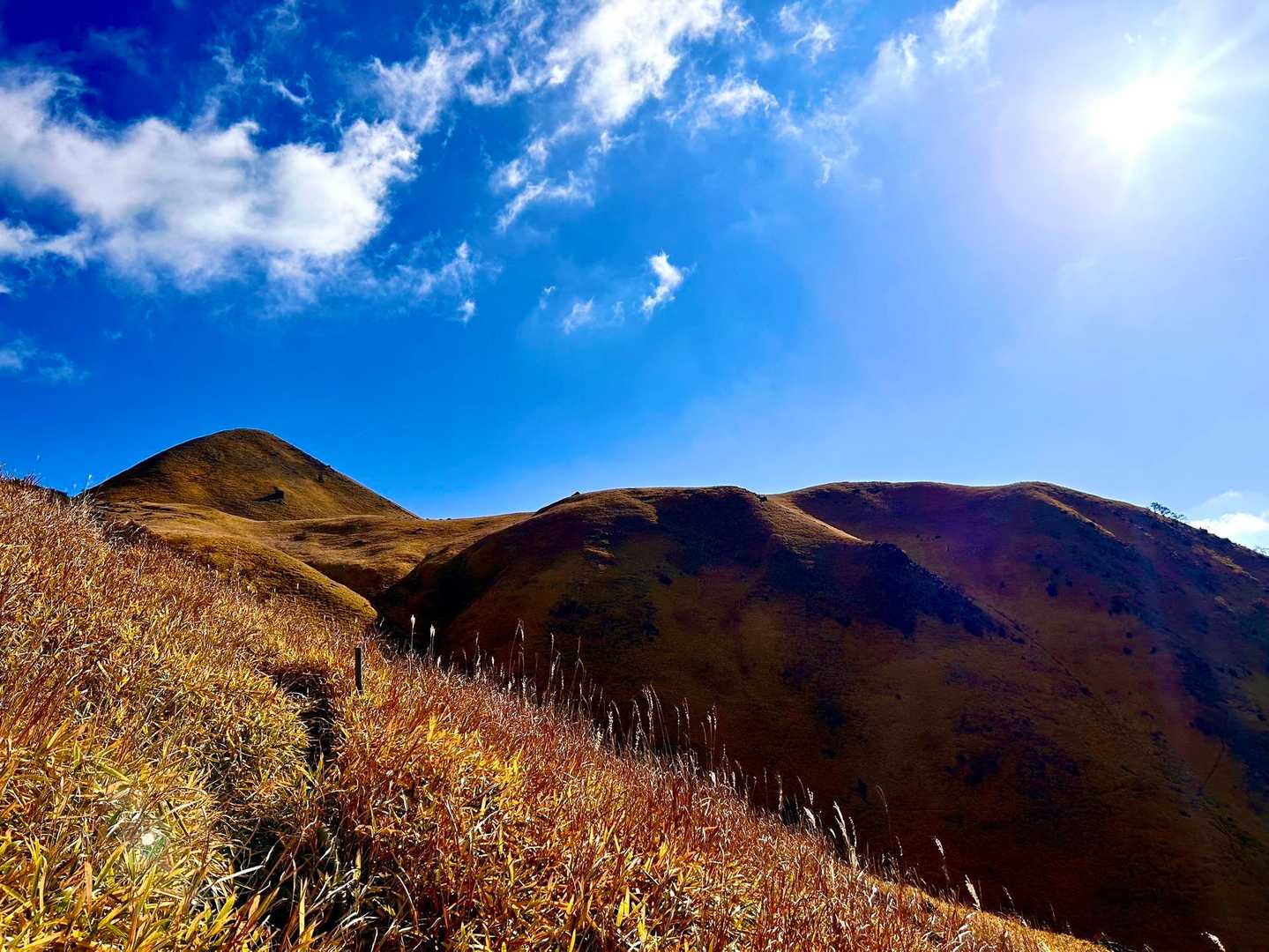 飯盛ヶ城が見えてきた⛰️
由布岳途中の中継地。相変わらず壮麗なパノラマの中、高度を上げていく⛰️