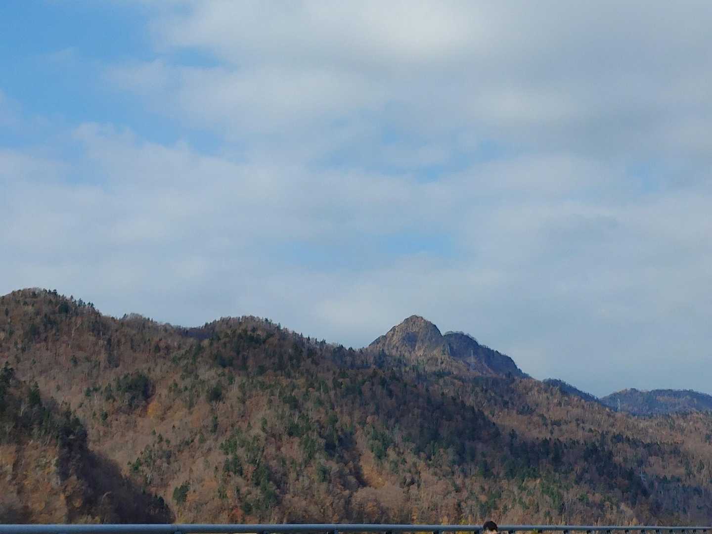 駐車場からは定山渓天狗岳が見えます