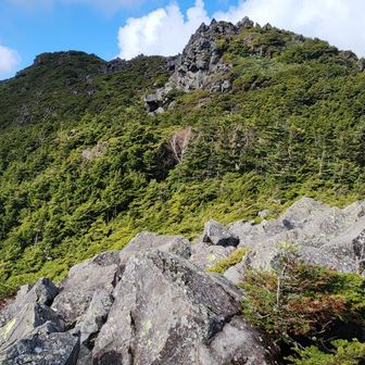 三ツ岳へ。見えてるのは三ツ岳1峰、三峰まで岩場が続きます。