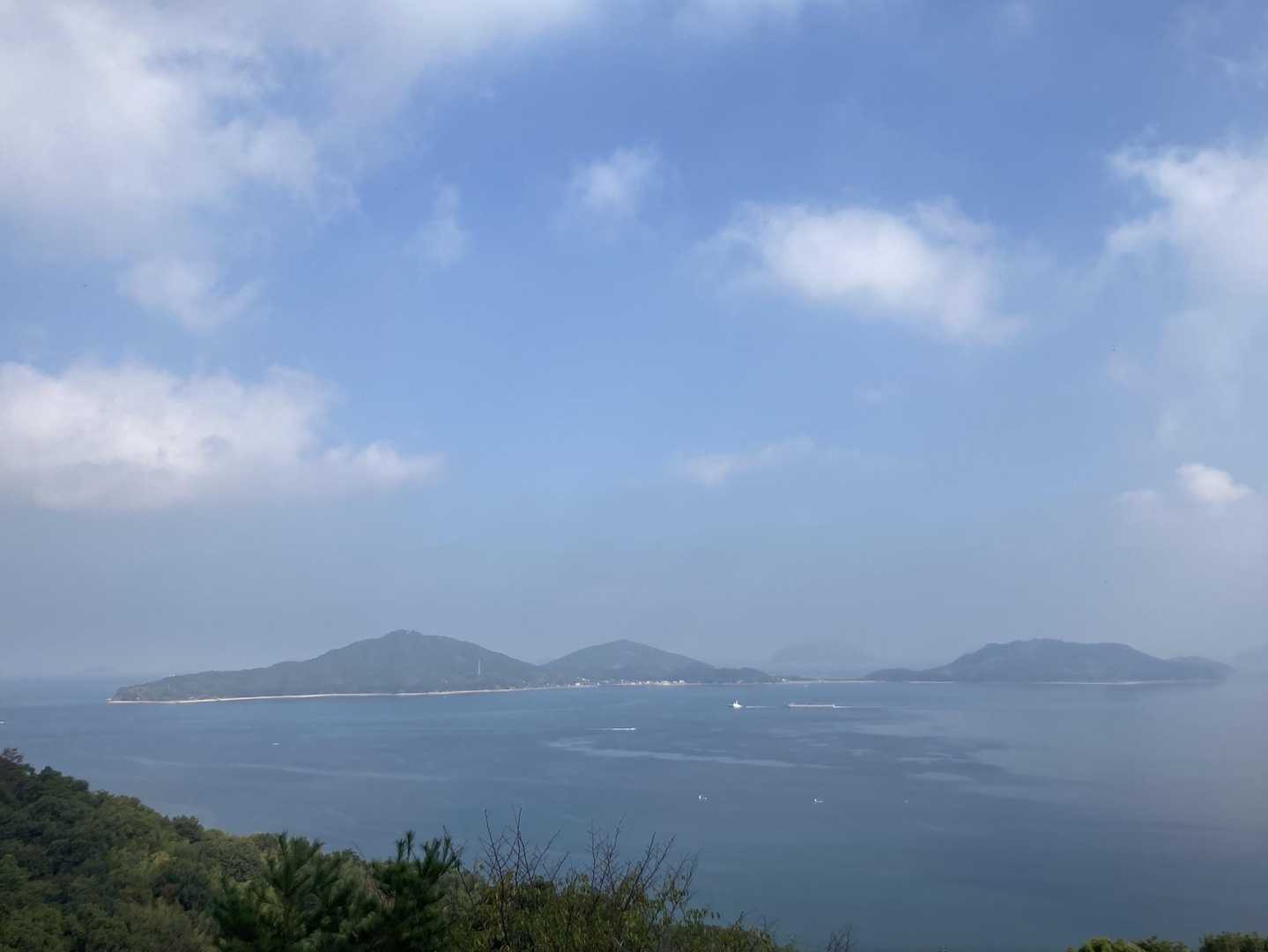 向こうに粟島
