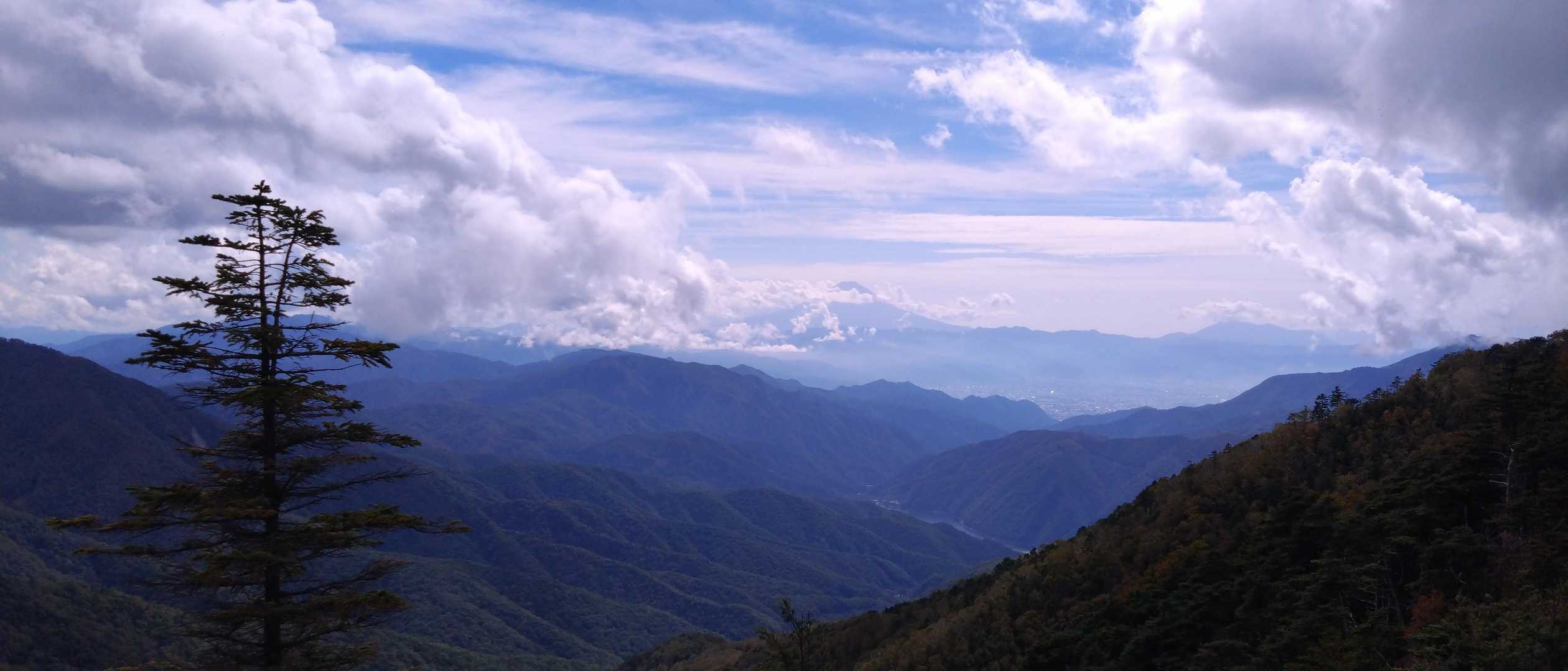 富士山がかろうじて見えます。