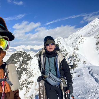 11：11  復路のピラミッドで記念撮影
独標まで帰ってきてここまで戻ってくればもう安心❣️と思いきや…
風がさらなる爆風🌀になり、空も青空からグレーに変わり…写真も撮らず、無言のままひたすら飛ばされぬように山荘まで下山💦