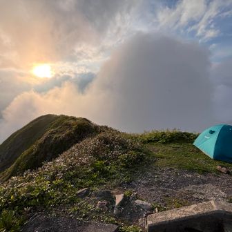 食事後に外に出たら奇跡的に☀️

この景色見られただけで来た甲斐がありました😊

結局、小屋に泊まったのは2人だけ。テントは3人で朝3時頃出発して行きました。

携帯の電波📶はあまり良くないのが残念😢docomo