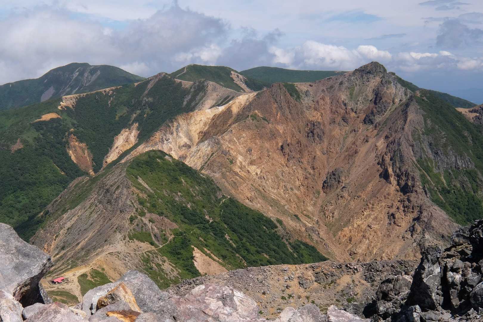 朝日岳がカッコイイです。
左下の赤いの。峰の茶屋跡です