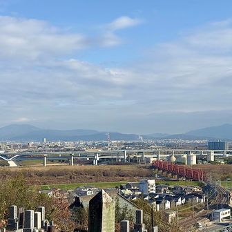 京滋バイパスの高架道や
左手の遠くに京都タワーや比叡山が見えてます