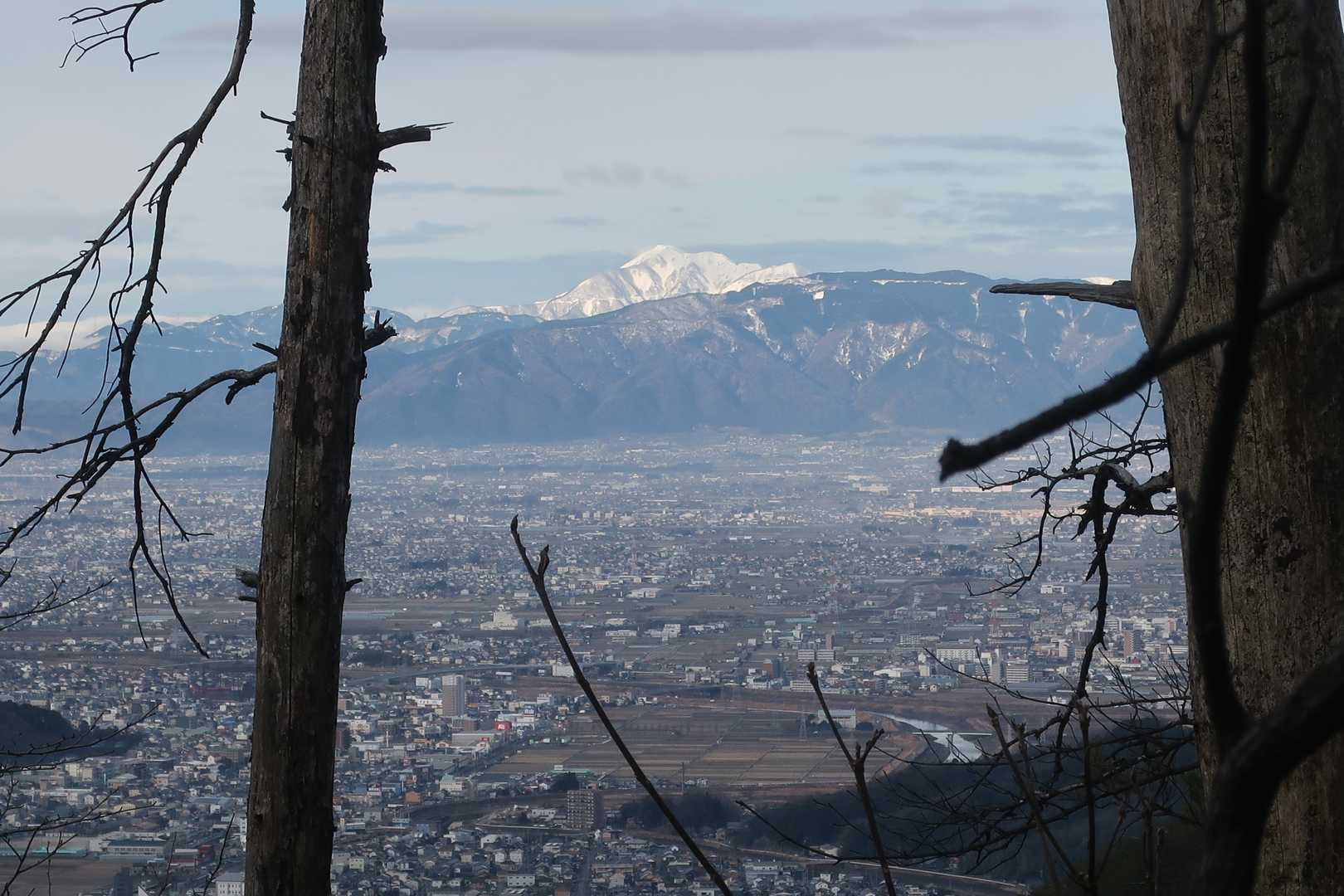 下りる途中、木の間から真っ白な伊吹山。この冬にアレ登ろうか…悩み中。
