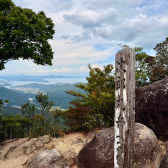 次郎丸の山頂標識。
こっちはスズメバチいました。複数見たので、たぶん近くに巣があります。