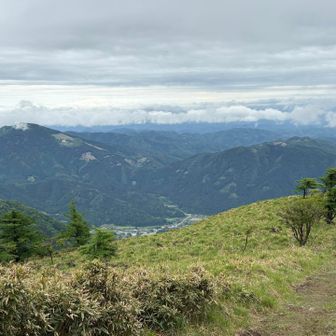 避難小屋でお昼ごはん食べていたら、霧がはれてきたので山頂に戻ってみました
南側の景色