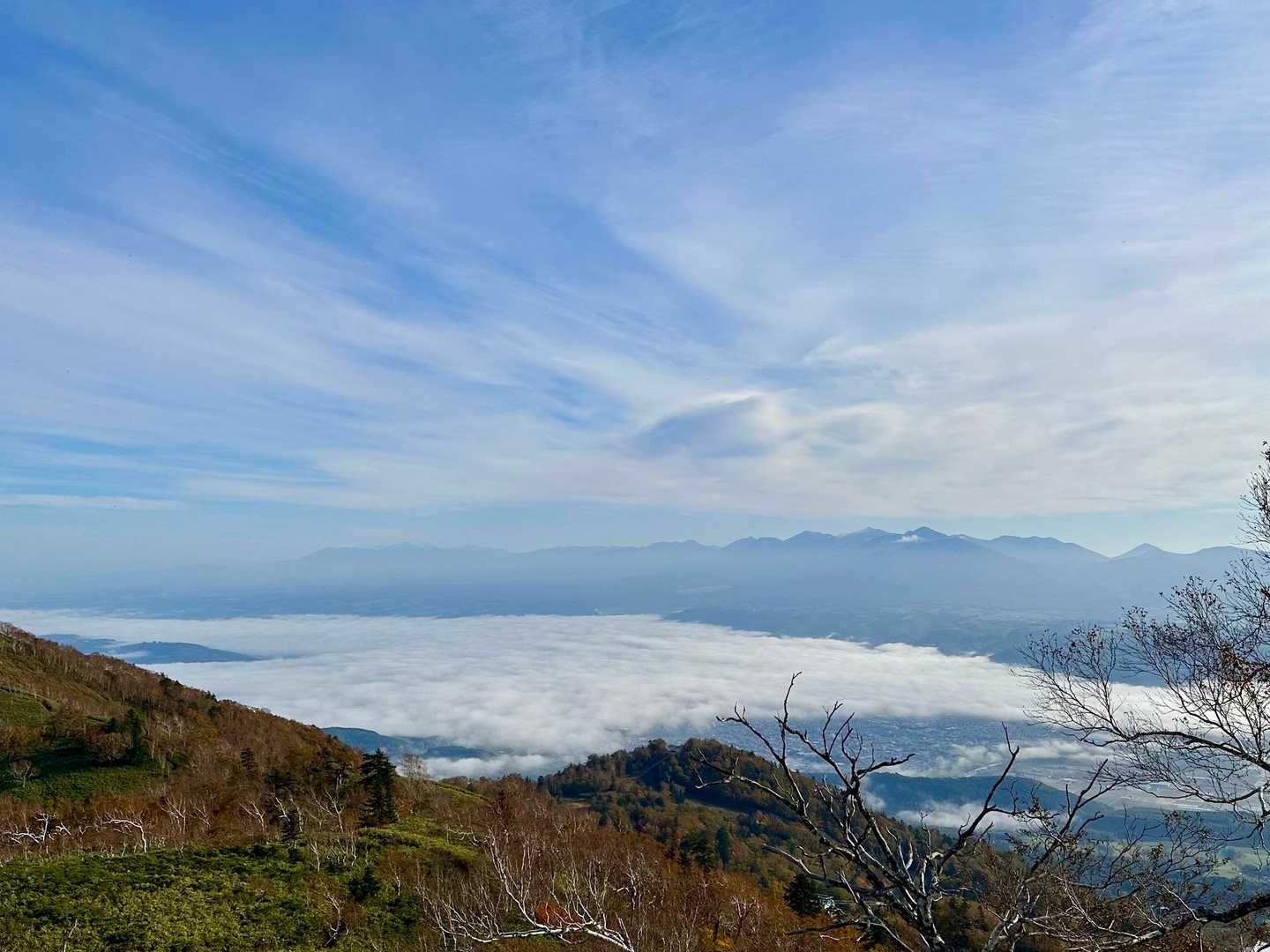 しかし、登ると！
まだ下はガスってる
左側奥に初冠雪した旭岳