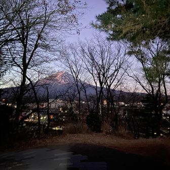 薄暗い中、富士山が見えてきました