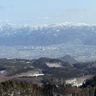 山形市中心部方面、大東岳〜ヤマカムや笹谷峠辺り、千歳山、少し手前には富神山
