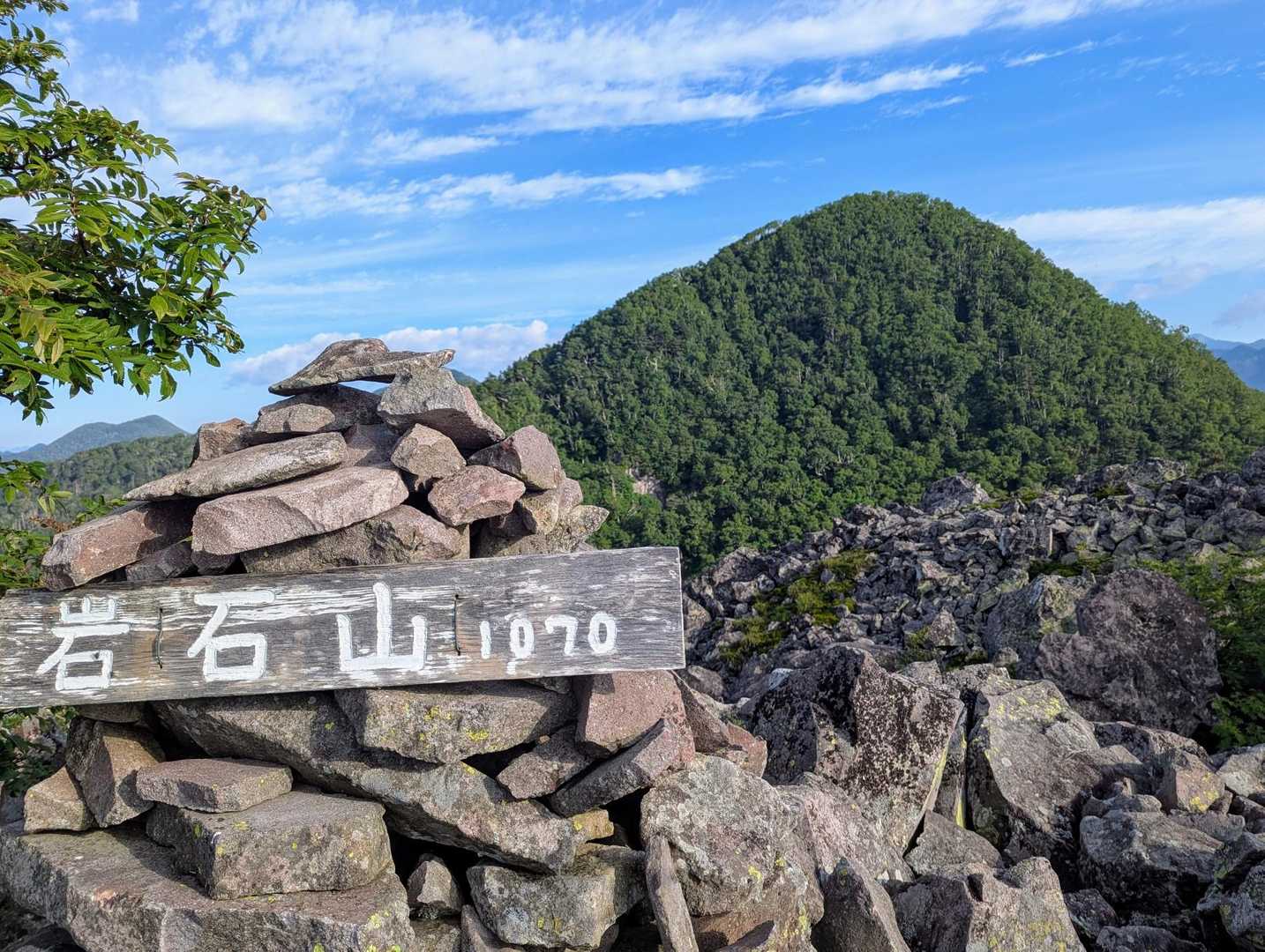 今日の午後は天気が崩れるとの事。午前中に帰宅出来るよう調整します。先ずは岩石山。