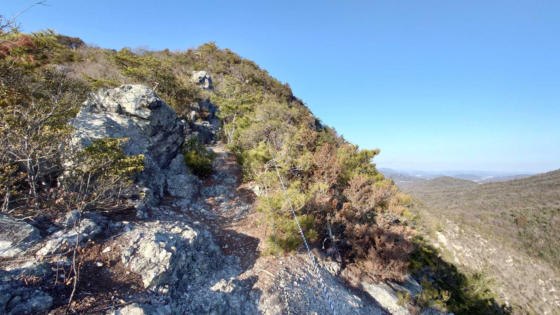 遠くにうっすらと笠形山も見え気持ちのいい登山道でした。