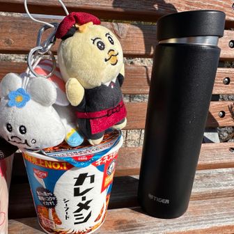 食ミッション🥄
山頂でカレーメシを食べる🍛
バーナーあるんですが、火事が怖くて😥
水筒にお湯入れて持参

ウマく出来ました✨
春雨スープとかもいけそう😋