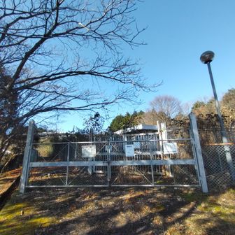 航空無線標識所の正門をパチリ
現役の時は
監視カメラが数台設置されていました

今は外部から内部への電源や信号線の接続はありませんでした

中のアンテナを見たいなぁ・・・

ちょうどアンテナの下あたりが
如意ヶ岳（472ｍ）の山頂なんですが・・