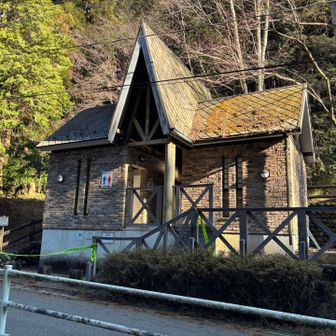 林道沿いの可愛いトイレ　ロープで閉鎖されていました