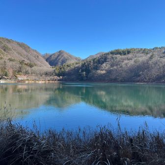 四尾連湖へ下山。空の青🩵が良い感じ。
富士ハ海の一つだそう。