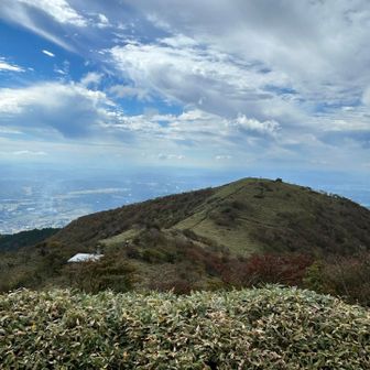 これから歩く滝山への稜線✨ここを歩きたかったー😊