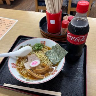 ラーメンとコーラを頂く