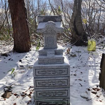 山頂到着🙏　
天気予報通りで、日差しが暖かく、風もない
コーヒー、ゆっくり飲みたいなぁ…。