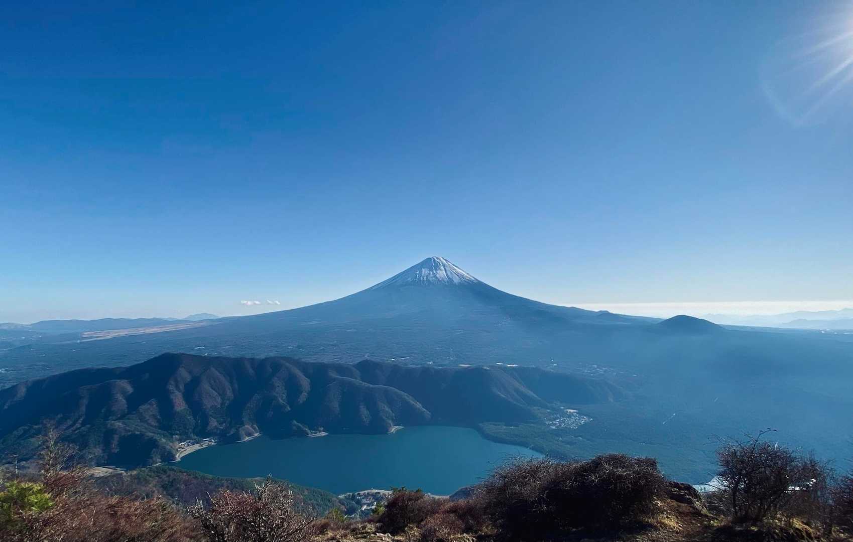 きたぁ⤴︎
西湖とサイコーの富士山👏絶景‼️
言葉にならず…写真撮ったり、お茶したら…今日はサイコーの天気なのに独り占め🎶