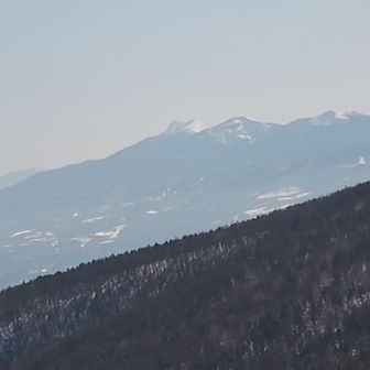 浅間山・黒斑山・篭ノ登山 浅間山の裾の上に八ヶ岳連峰