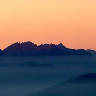 槍。中部山岳はほとんど見渡せた。