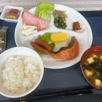 朝食　6:00〜
至仏山に向かう面々はお弁当にしていち早く出発したようでした