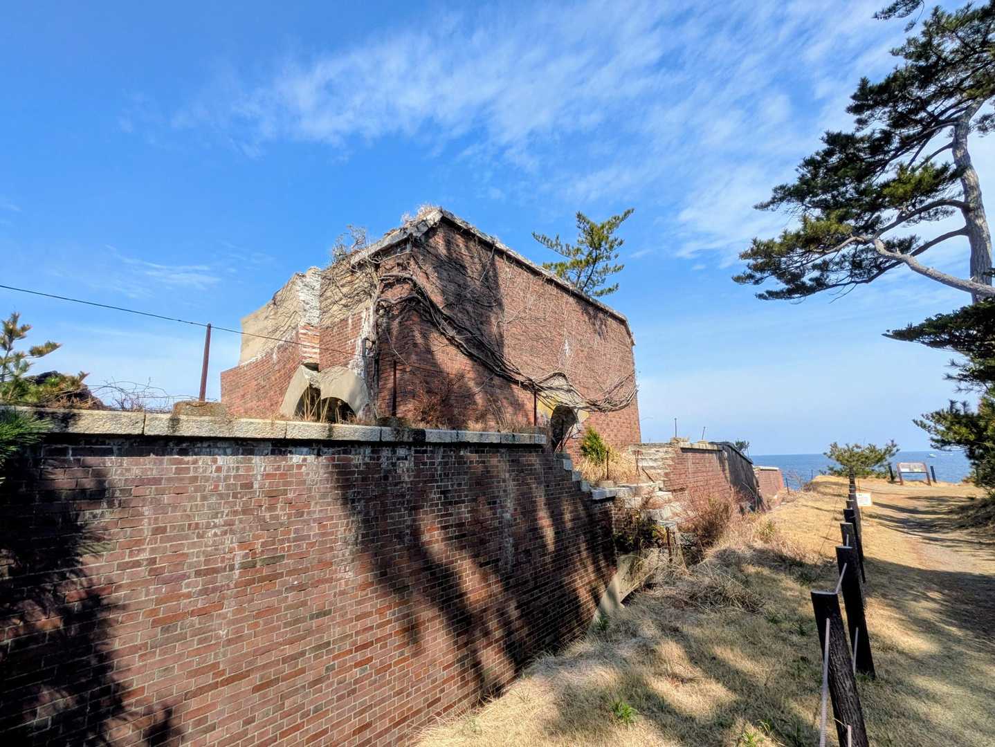 第2砲台跡は風化が激しく近づけません