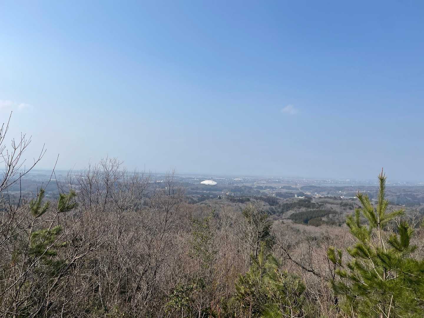 山頂東屋からの景色。小松ドームが中央に。