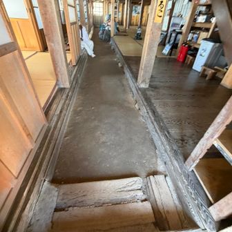 腰掛けて休憩している人も多く一瞬座ったけれど
イケナイ　とすぐ立って小屋を出ます
座ってしまうと　あとに響くので