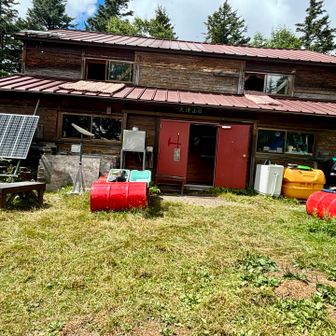 大滝山荘🛖
蝶ヶ岳分岐に戻る際に、ここへ泊まるお方とスライド。これから蝶ヶ岳登るのかとびっくりされていたが、登ったことをお伝え。