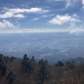 滝山到着。
展望台から奈義の町を眺めます。