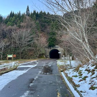 【安蔵寺トンネル】
←3台程度の駐車場
↑長〜いトンネル
→トンネル登山口
