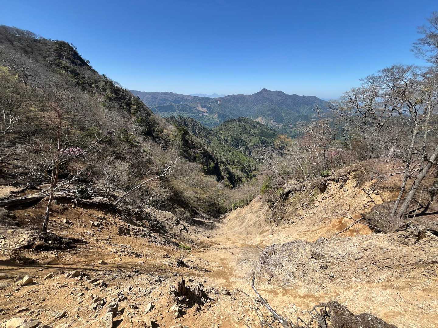 崩落してる😨

少しずつ吸い込まれるように流れて
山は低くなっていくんだね。